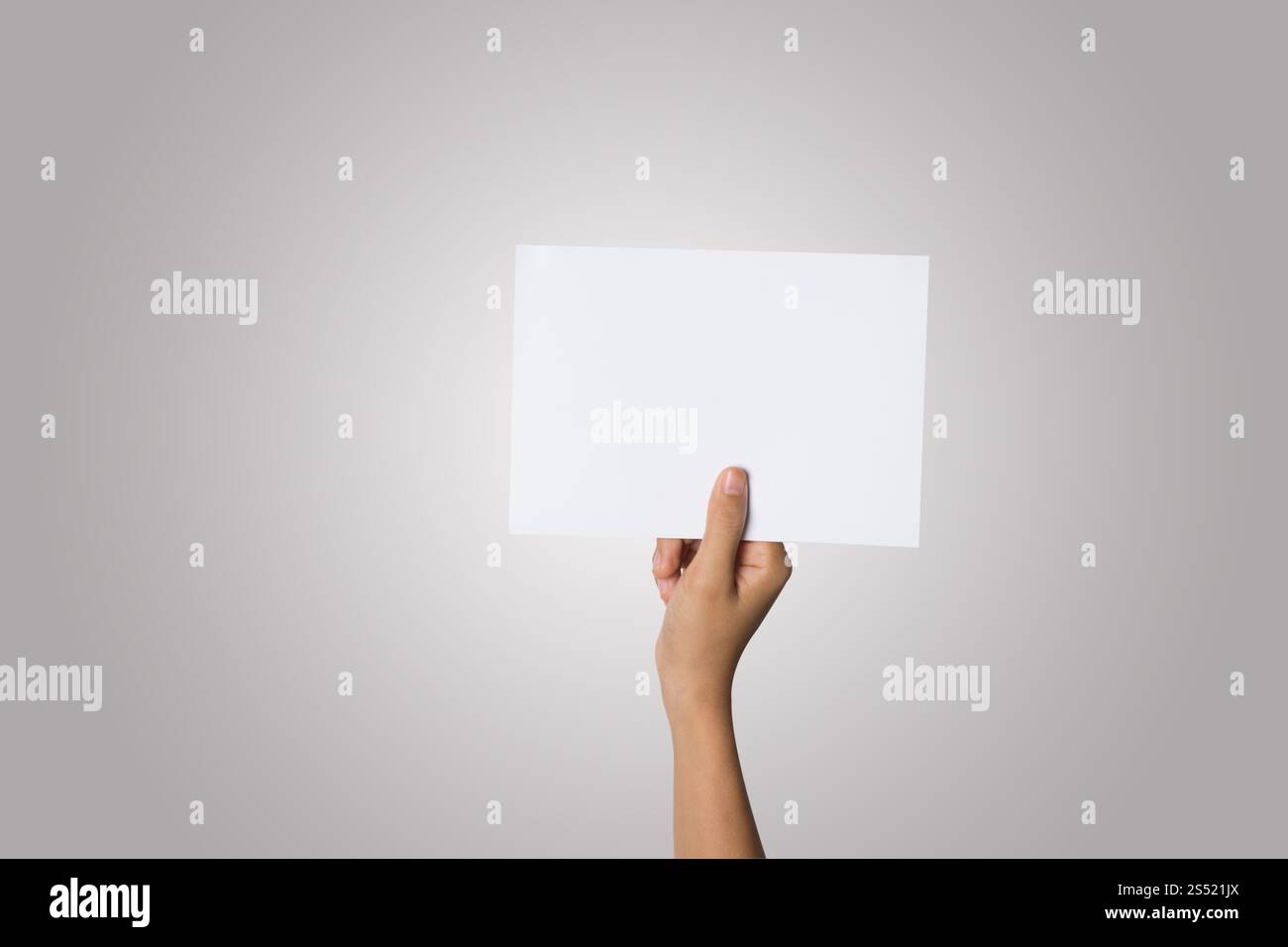 Primo piano di una donna che tiene a mano carta bianca isolata su bac bianco. Primo piano di una donna che tiene a mano carta bianca isolata su sfondo bianco Foto Stock