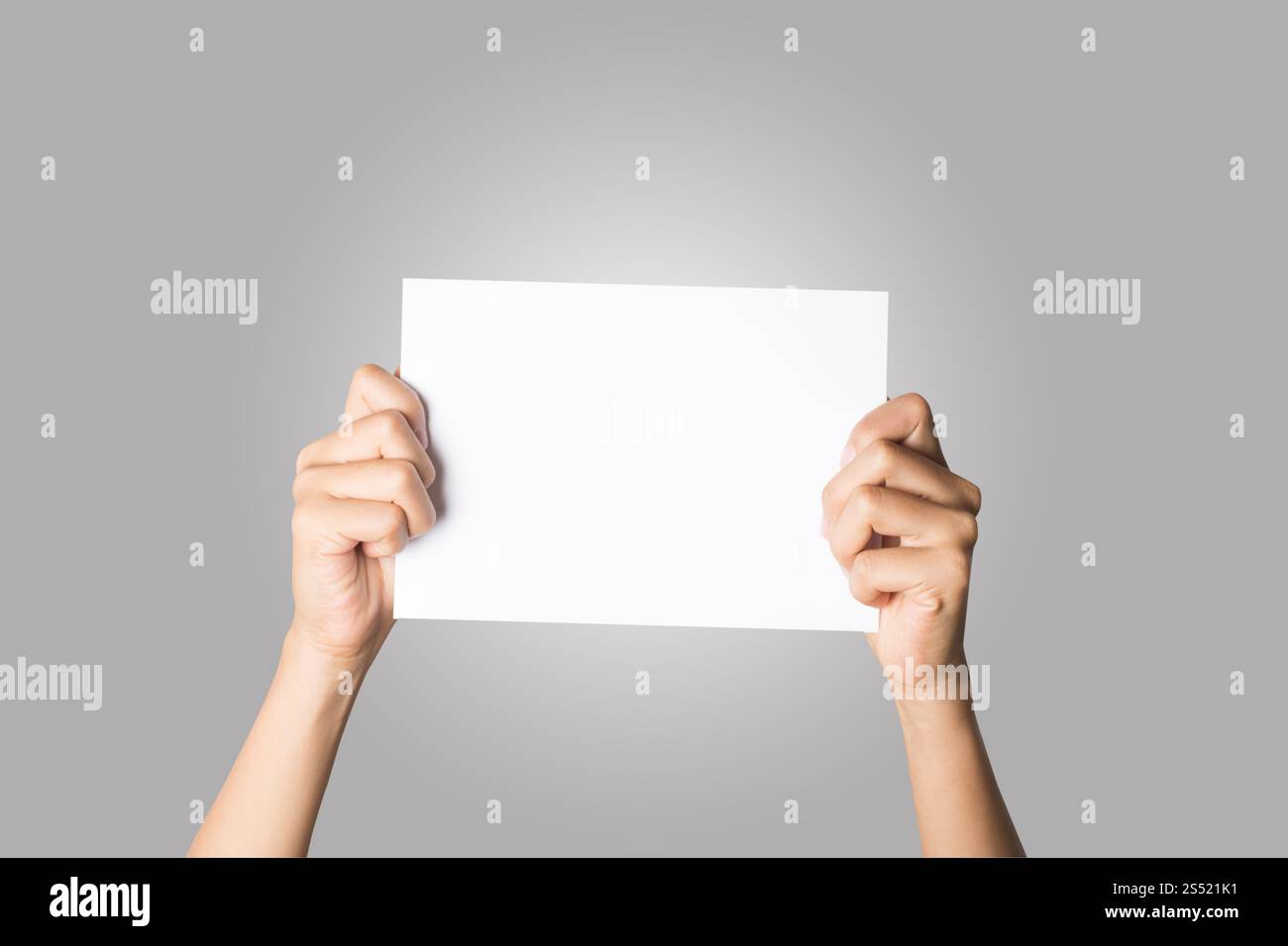 Primo piano di una donna che tiene a mano carta bianca isolata su bac bianco. Primo piano di una donna che tiene a mano carta bianca isolata su sfondo bianco Foto Stock