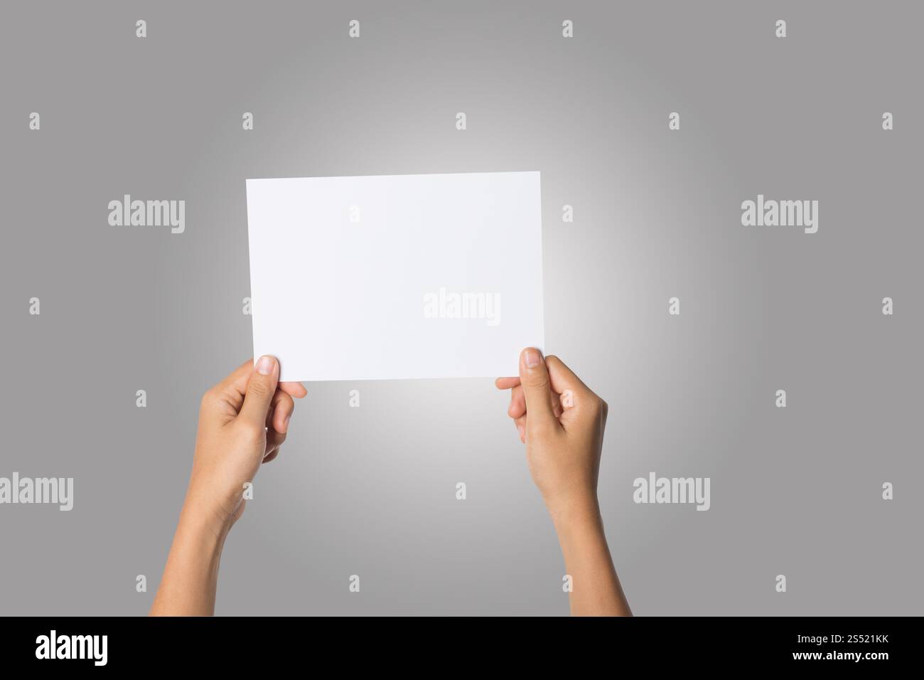 Primo piano di una donna che tiene a mano carta bianca isolata su bac bianco. Primo piano di una donna che tiene a mano carta bianca isolata su sfondo bianco Foto Stock