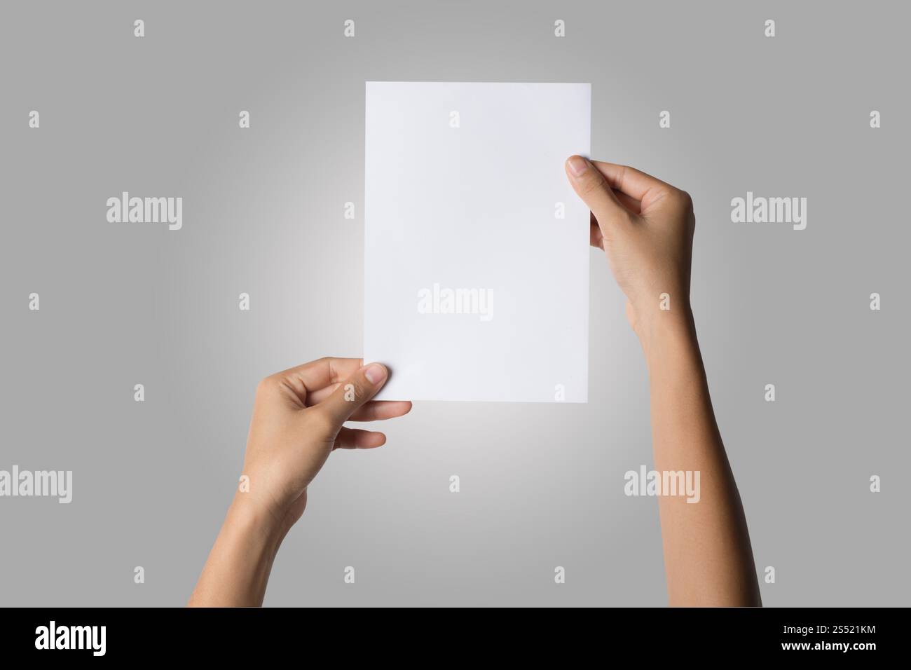 Primo piano di una donna che tiene a mano carta bianca isolata su bac bianco. Primo piano di una donna che tiene a mano carta bianca isolata su sfondo bianco Foto Stock