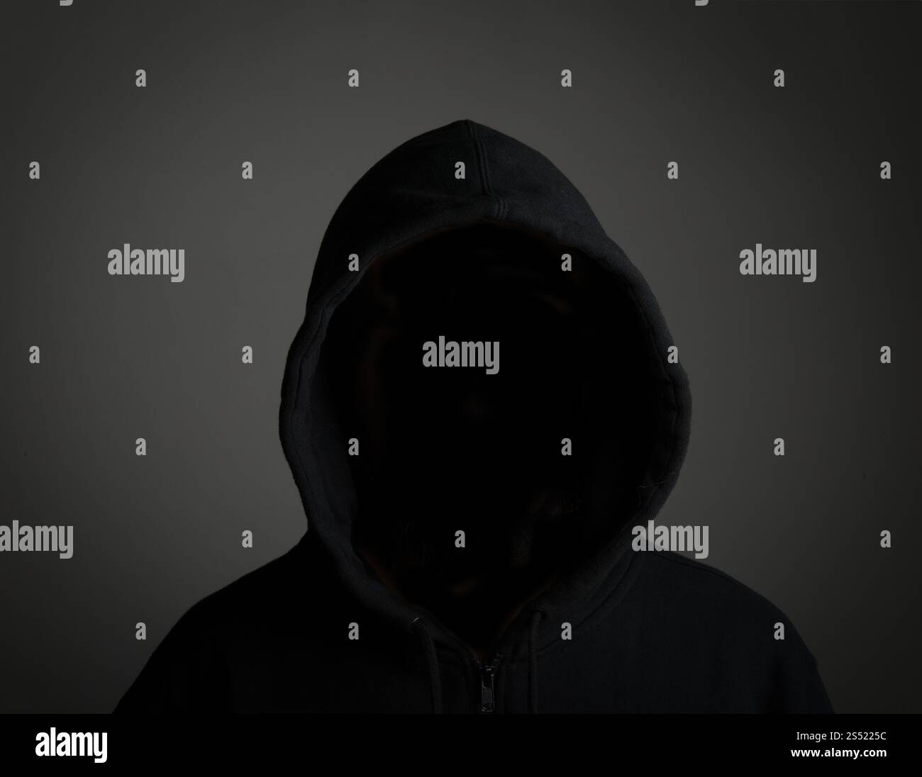 I giovani hacker non faccia su sfondo nero. Foto Stock