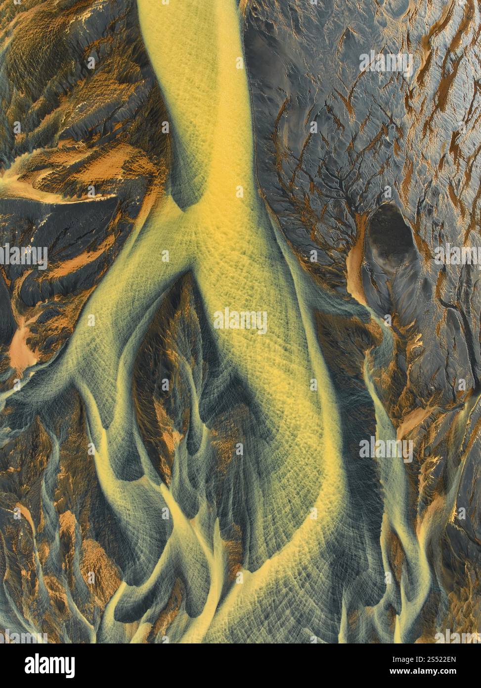 Vista aerea dei fiumi intrecciati ricchi di minerali in Islanda, che mostrano vibranti tonalità gialle e verdi contro il terreno vulcanico. Foto Stock