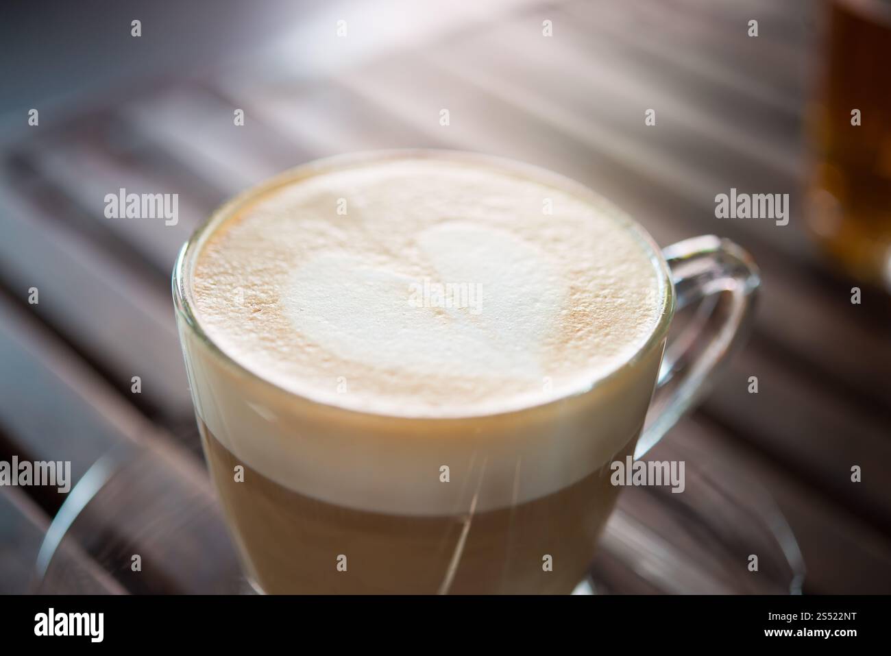 Primo piano della tazza per cappuccino con motivo di latte a forma di cuore al caffè. Primo piano della tazza per cappuccino con motivo a forma di cuore al caffè. una tazza di caffè Foto Stock Primo piano della tazza per cappuccino con motivo di latte a forma di cuore al caffè. Primo piano della tazza per cappuccino con motivo a forma di cuore al caffè. una tazza di caffè Foto Stock