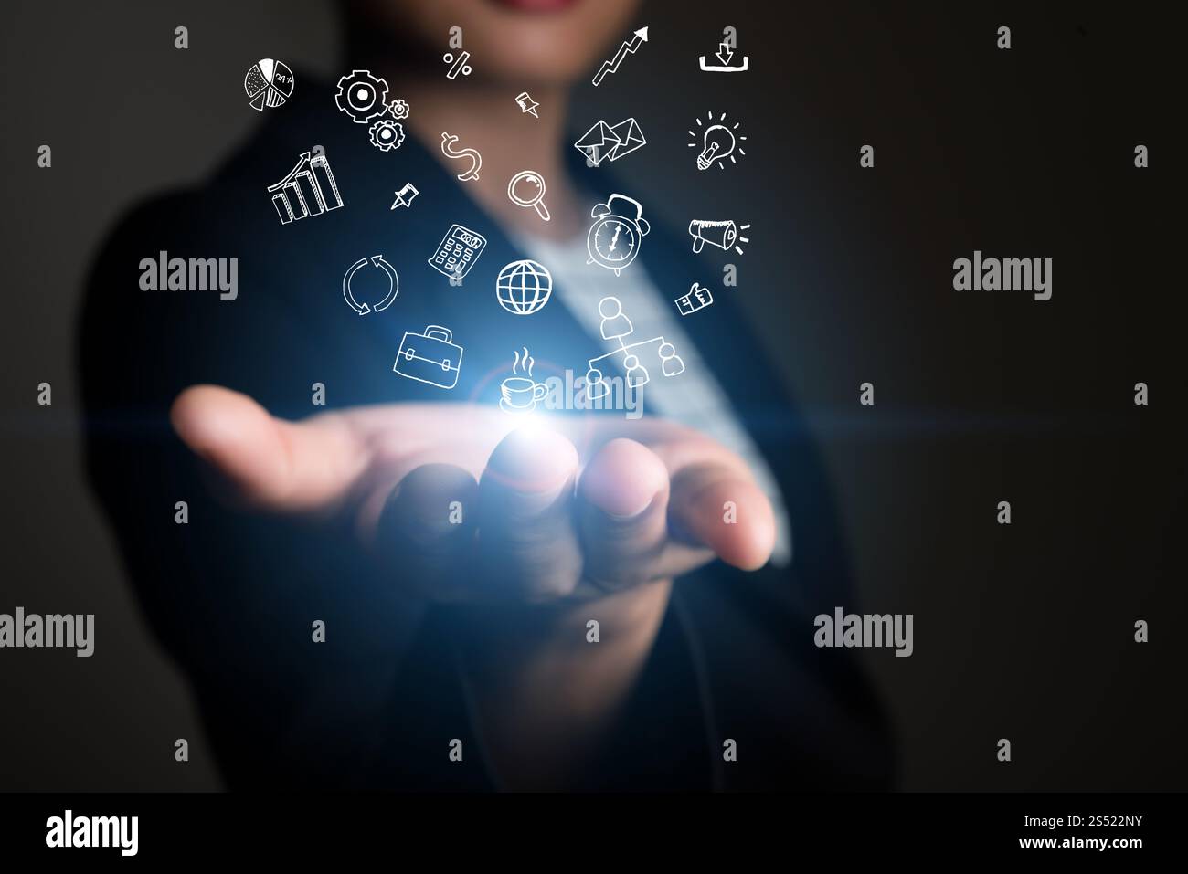 Business donna mano azienda social media doodle icone sulla schermata di interfaccia. Foto Stock