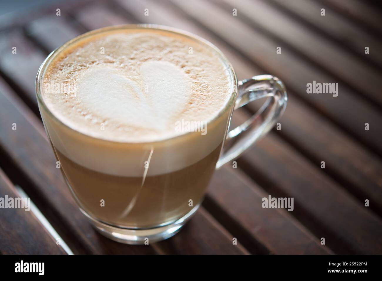 Primo piano della tazza per cappuccino con motivo di latte a forma di cuore al caffè. Primo piano della tazza per cappuccino con motivo a forma di cuore al caffè. una tazza di caffè Foto Stock Primo piano della tazza per cappuccino con motivo di latte a forma di cuore al caffè. Primo piano della tazza per cappuccino con motivo a forma di cuore al caffè. una tazza di caffè Foto Stock