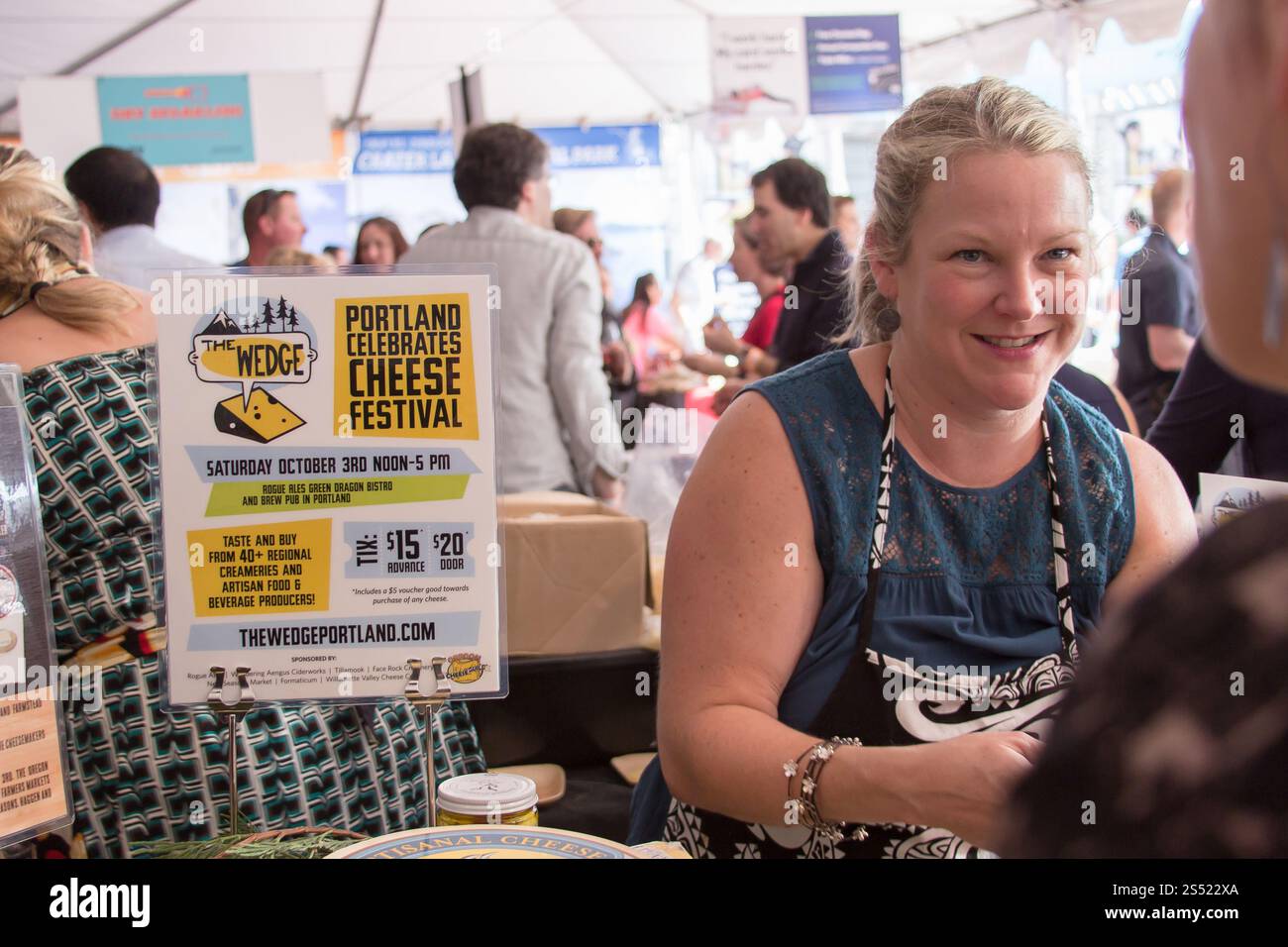 Cheese Festival con venditori e clienti a Portland, Oregon Foto Stock