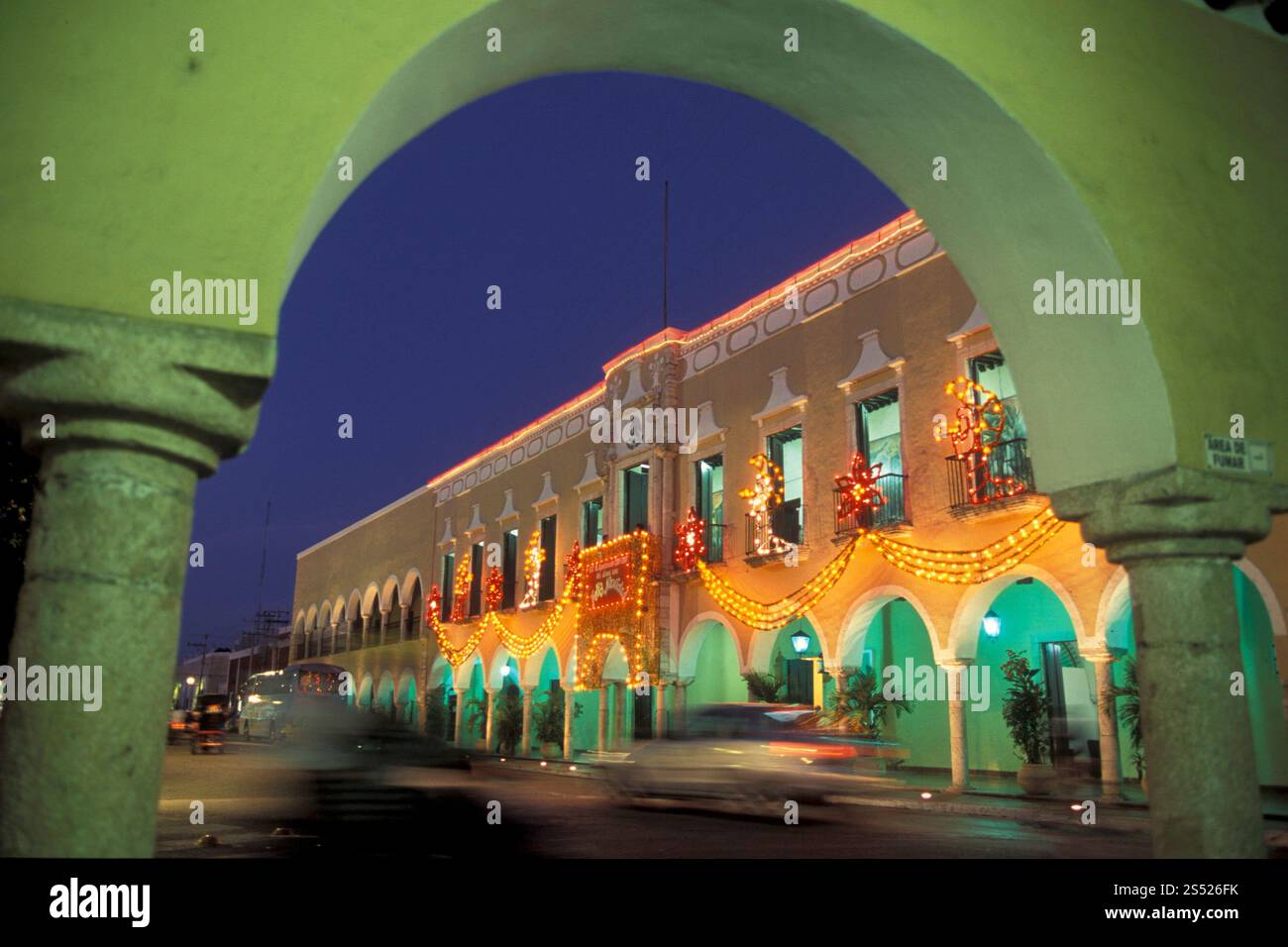 La piazza principale con la città coloniale e vecchia di Valladolid sullo Yucatan nella provincia di Quintana Roo in Messico, in America centrale. Messico, Valladolid, Foto Stock