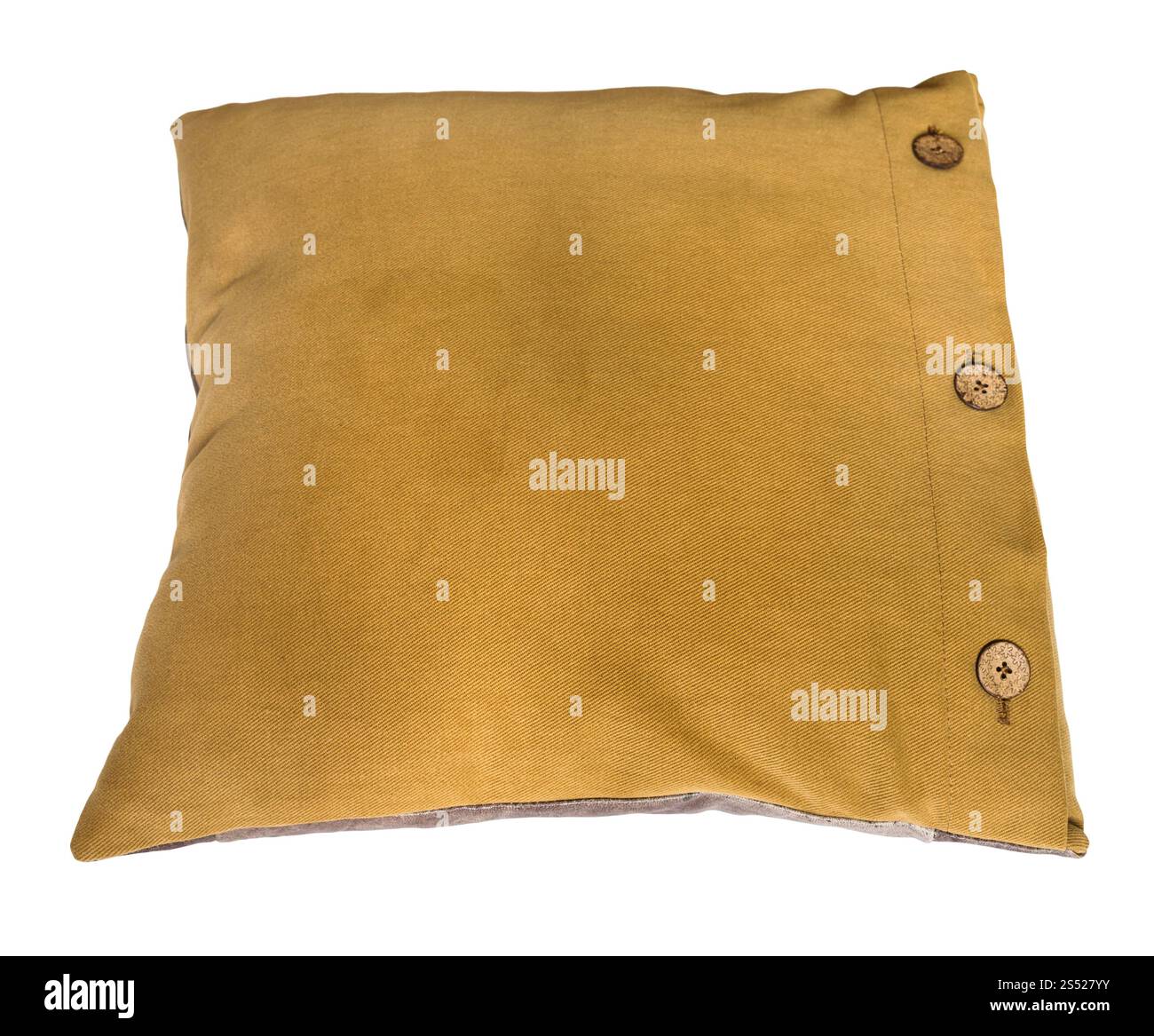 Vista superiore del lato posteriore di fatti a mano di colore giallo scuro (color senape) cuscino decorativo isolato su sfondo bianco Foto Stock