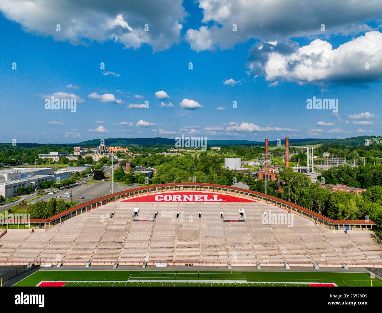 Ithaca, New York, USA - 06-18-2023: Immagine aerea di Schoellkopf Field presso la Cornell University, Ithaca, NY. Cornell e' la casa del football e del lacrosse. Foto Stock