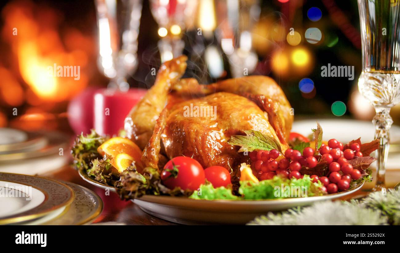 Foto ravvicinata del vapore che scorre dal pollo appena sfornato sul tavolo della cena di Natale. Immagine ravvicinata del vapore che scorre dal pollo appena sfornato Foto Stock