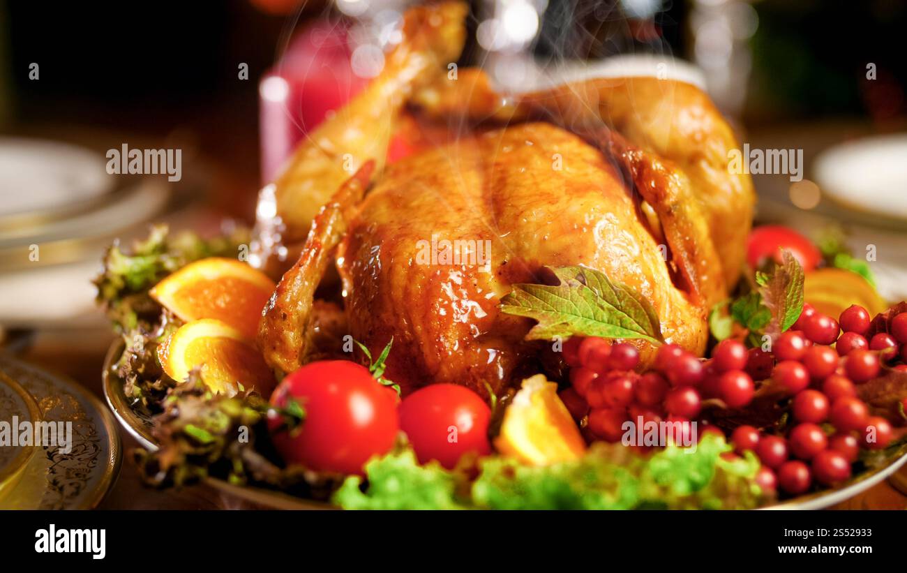 Closuep foto di pollo caldo appena sfornato sul tavolo delle cene di Natale. Immagine di un po' di pollo caldo appena sfornato sul tavolo delle feste Foto Stock