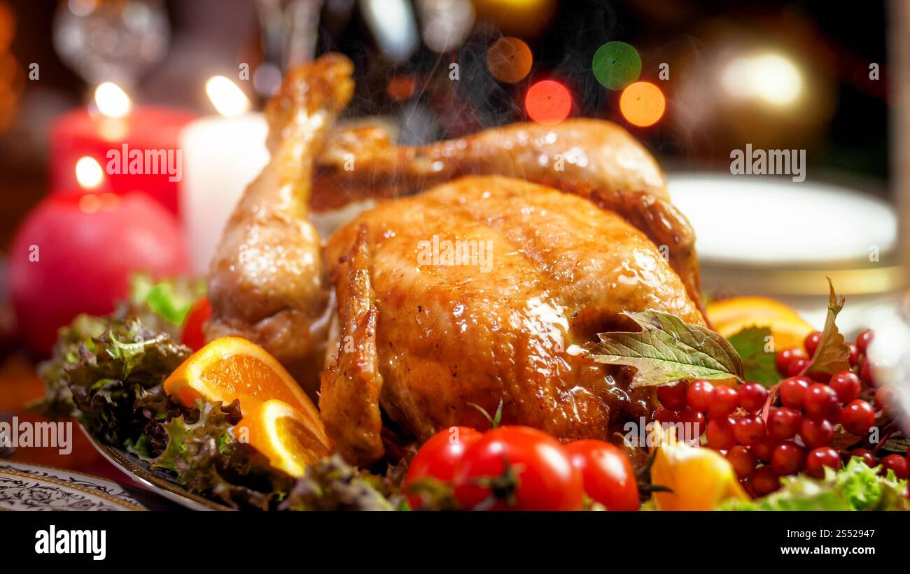 Pollo caldo al forno sul tavolo della cena di famiglia la vigilia di Natale. Pollo caldo al forno sul tavolo delle cene di Natale per le feste di famiglia Foto Stock