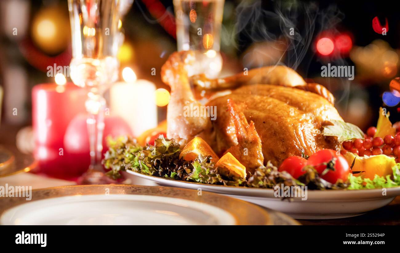 Foto ravvicinata del vapore che scorre dal pollo appena sfornato per la cena di Natale in famiglia. Immagine ravvicinata del vapore che scorre dal pollo appena sfornato per Foto Stock