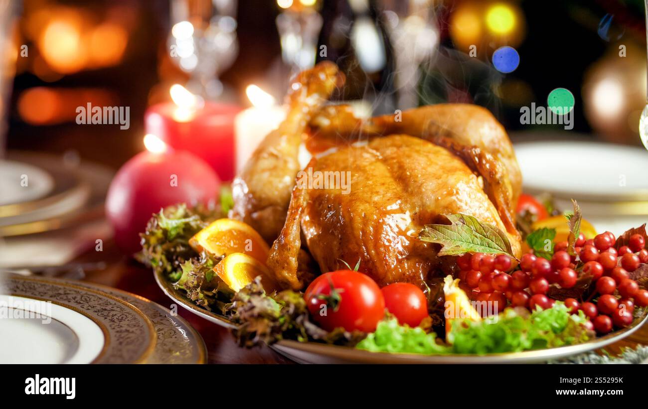 Immagine ravvicinata del vapore proveniente dal pollo appena sfornato durante la cena di famiglia. Foto ravvicinata del vapore proveniente dal pollo appena sfornato durante la cena di famiglia Foto Stock