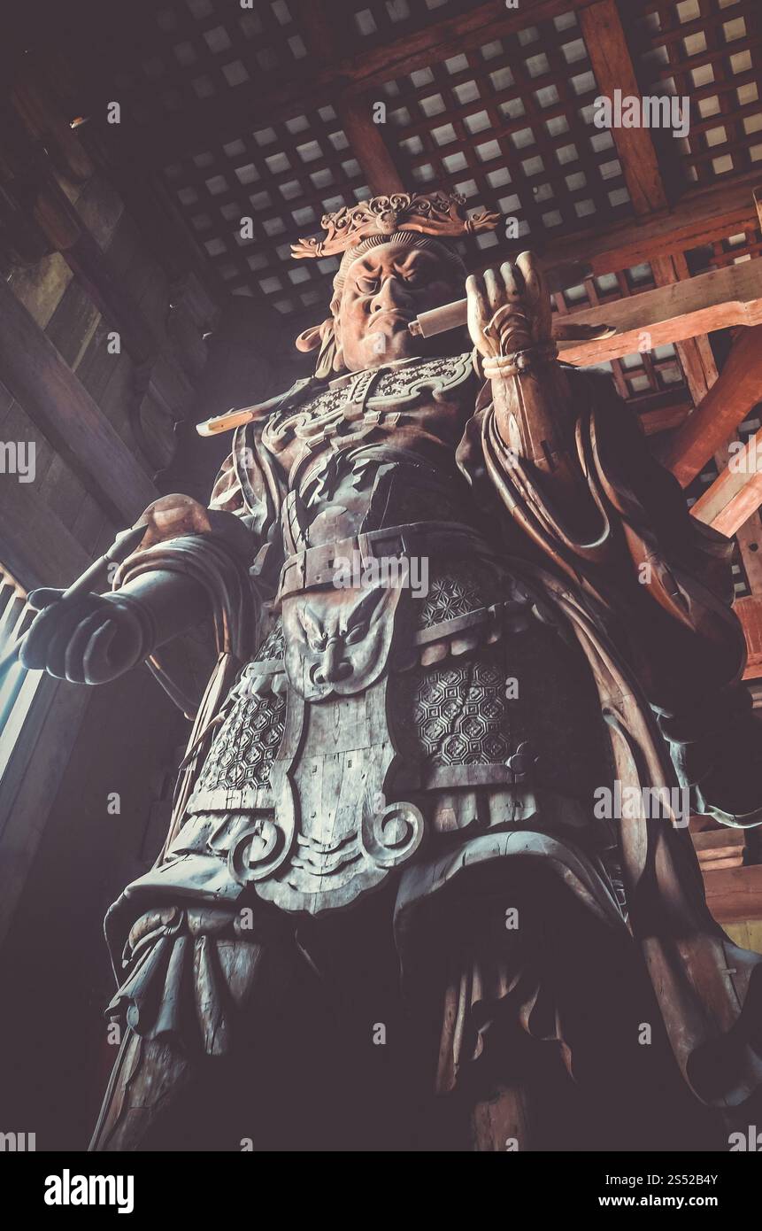 Statua del guardiano Komokuten nel tempio Daibutsu-den Todai-ji, Nara, Giappone. Statua di Komokuten nel tempio Daibutsu-den Todai-ji, Nara, Giappone Foto Stock