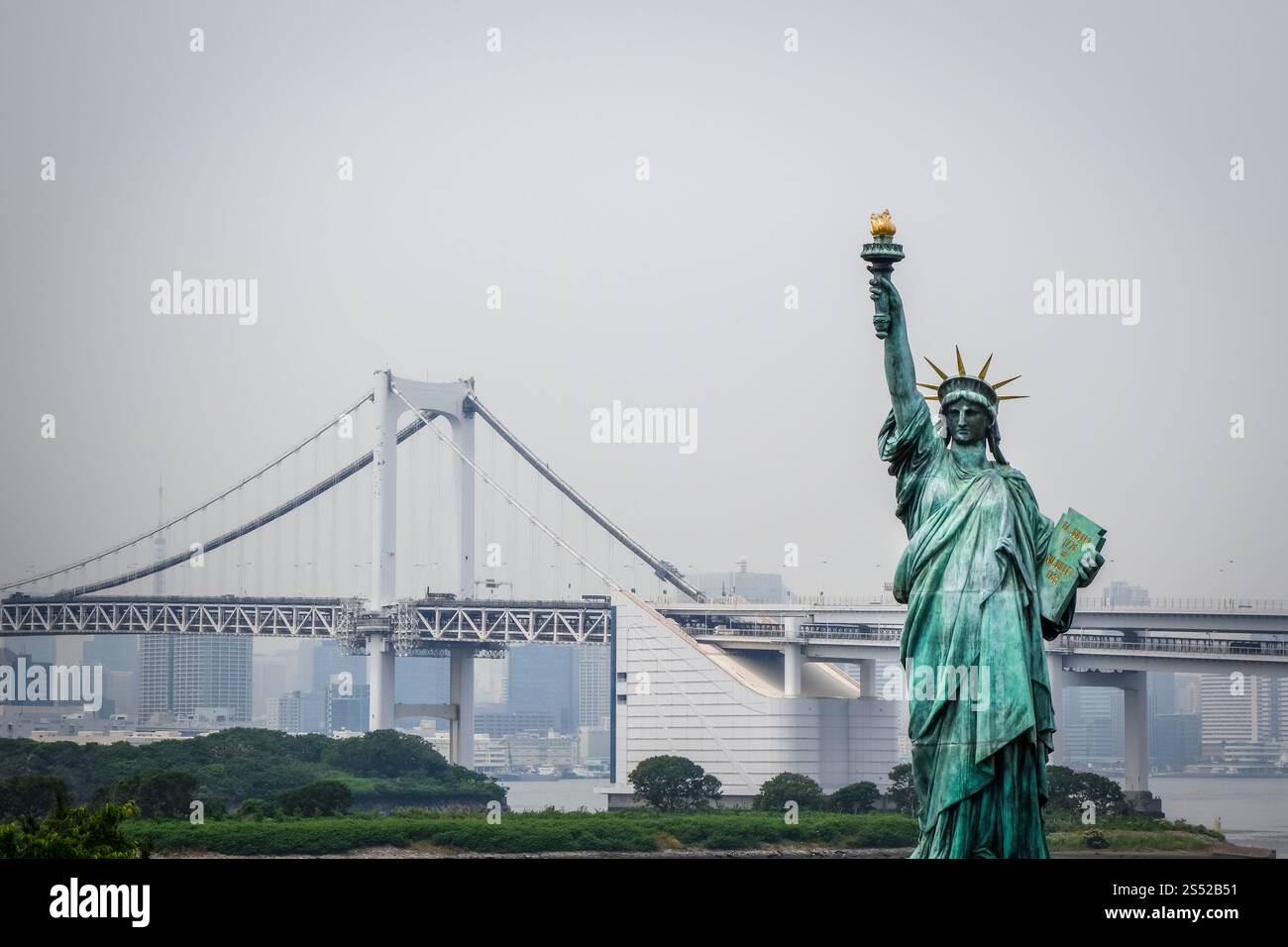Statua della libertà, ponte arcobaleno e paesaggio urbano di tokyo, Giappone. Statua della libertà e paesaggio urbano di tokyo, Giappone Foto Stock