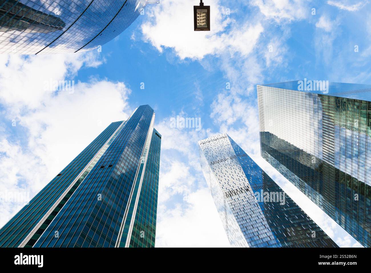 In autunno il cielo blu con nuvole bianche tra grattacieli di vetro nel quartiere degli affari della città di Mosca Foto Stock