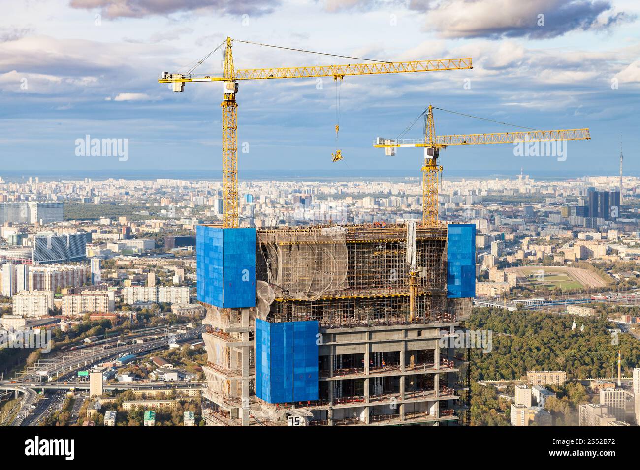 Costruzione di un alto edificio nella città di Mosca in autunno il giorno Foto Stock