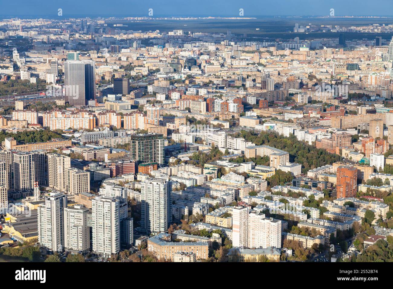 Vista aerea della città nord-est di Mosca dalla piattaforma di osservazione in cima alla torre OKO in autunno Foto Stock