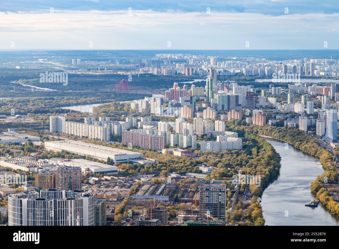 Vista aerea della città nord-occidentale di Mosca dalla piattaforma di osservazione in cima alla torre OKO in autunno Foto Stock