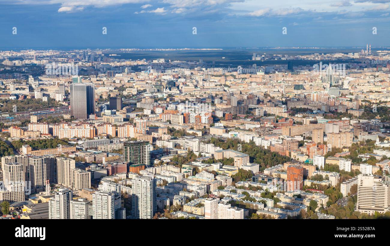 In autunno, dalla piattaforma di osservazione in cima alla torre OKO, si può ammirare la vista a nord-est della città di Mosca Foto Stock In autunno, dalla piattaforma di osservazione in cima alla torre OKO, si può ammirare la vista a nord-est della città di Mosca Foto Stock