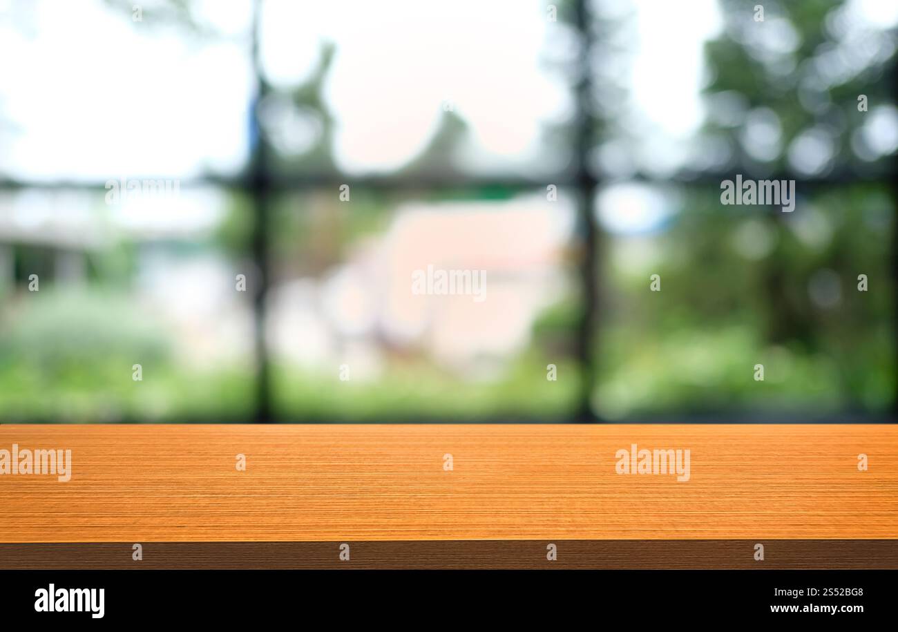 Tavolo vuoto di legno scuro davanti allo sfondo bokeh astratto e sfocato del ristorante. può essere utilizzato per la visualizzazione o il montaggio dei prodotti. Mock-up per Foto Stock