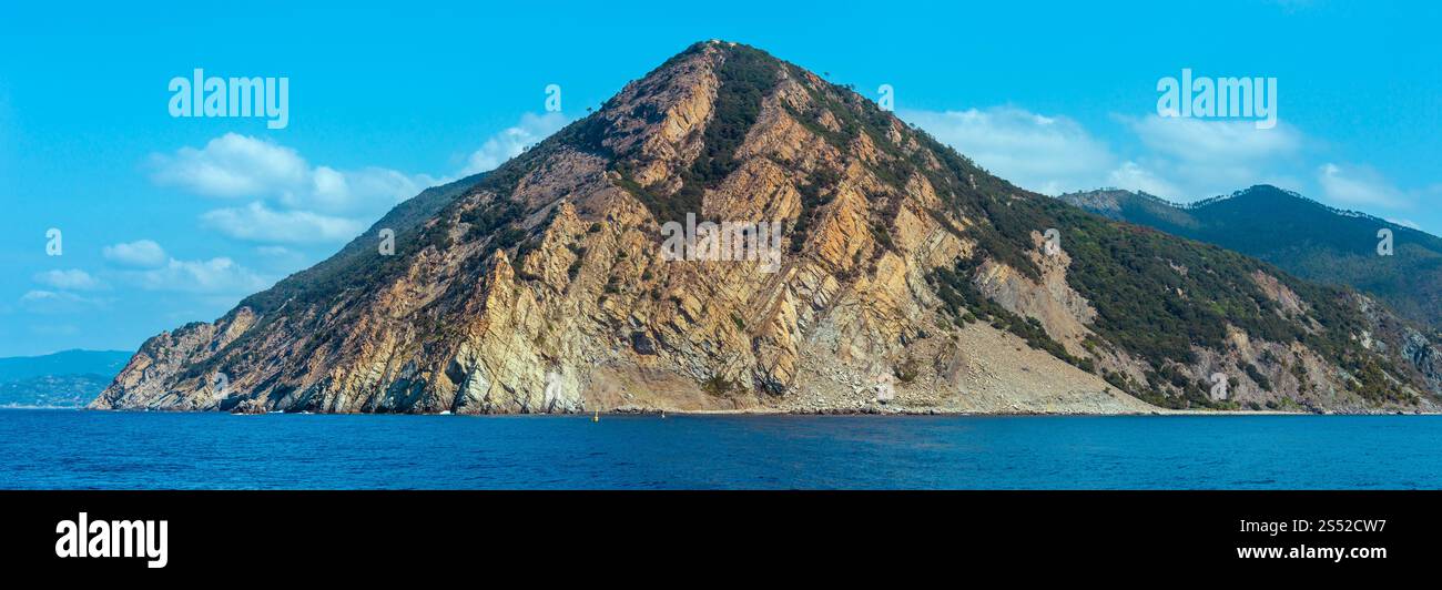 Rocky Mar Ligure costa nel Parco Nazionale delle Cinque Terre, La Spezia, Liguria, Italia. Bella estate vista dalla nave di escursione. Foto Stock