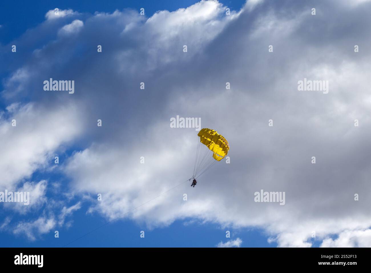Parapendio sul lago Wakatipu, Queenstown, nuova Zelanda. Parapendio sul lago Wakatipu, nuova Zelanda Foto Stock