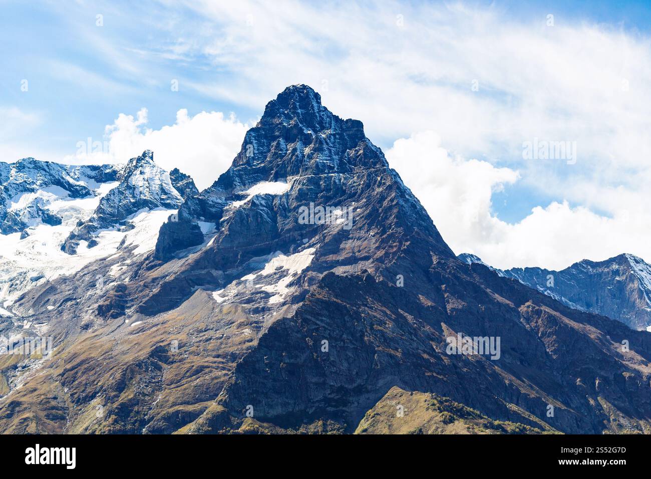 Viaggia nella regione del Caucaso settentrionale - vetta innevata vicino al villaggio turistico di Dombay nella riserva naturale di Teberda in Karachay-Cherkessia Foto Stock