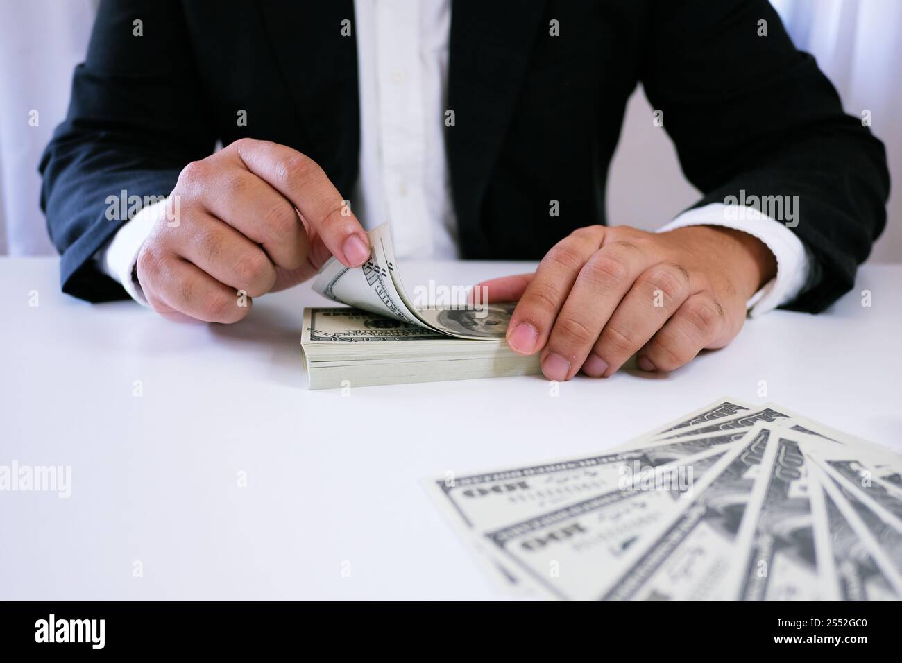 L'uomo di lavoro del commercialista usa la calcolatrice con documento di foglio di calcolo, concetto finanziario di informazione Foto Stock