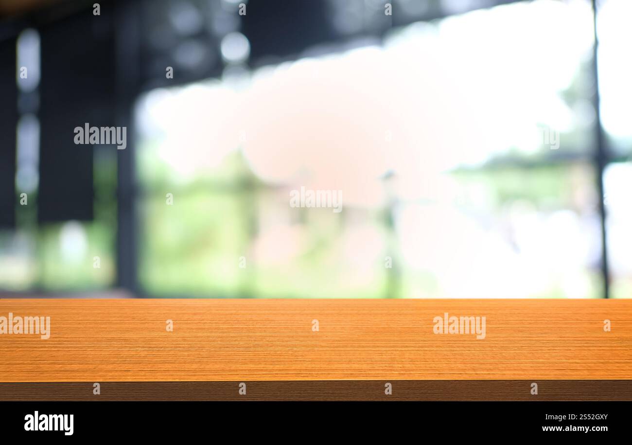 Tavolo vuoto di legno scuro davanti allo sfondo bokeh astratto e sfocato del ristorante. può essere utilizzato per la visualizzazione o il montaggio dei prodotti. Mock-up per Foto Stock