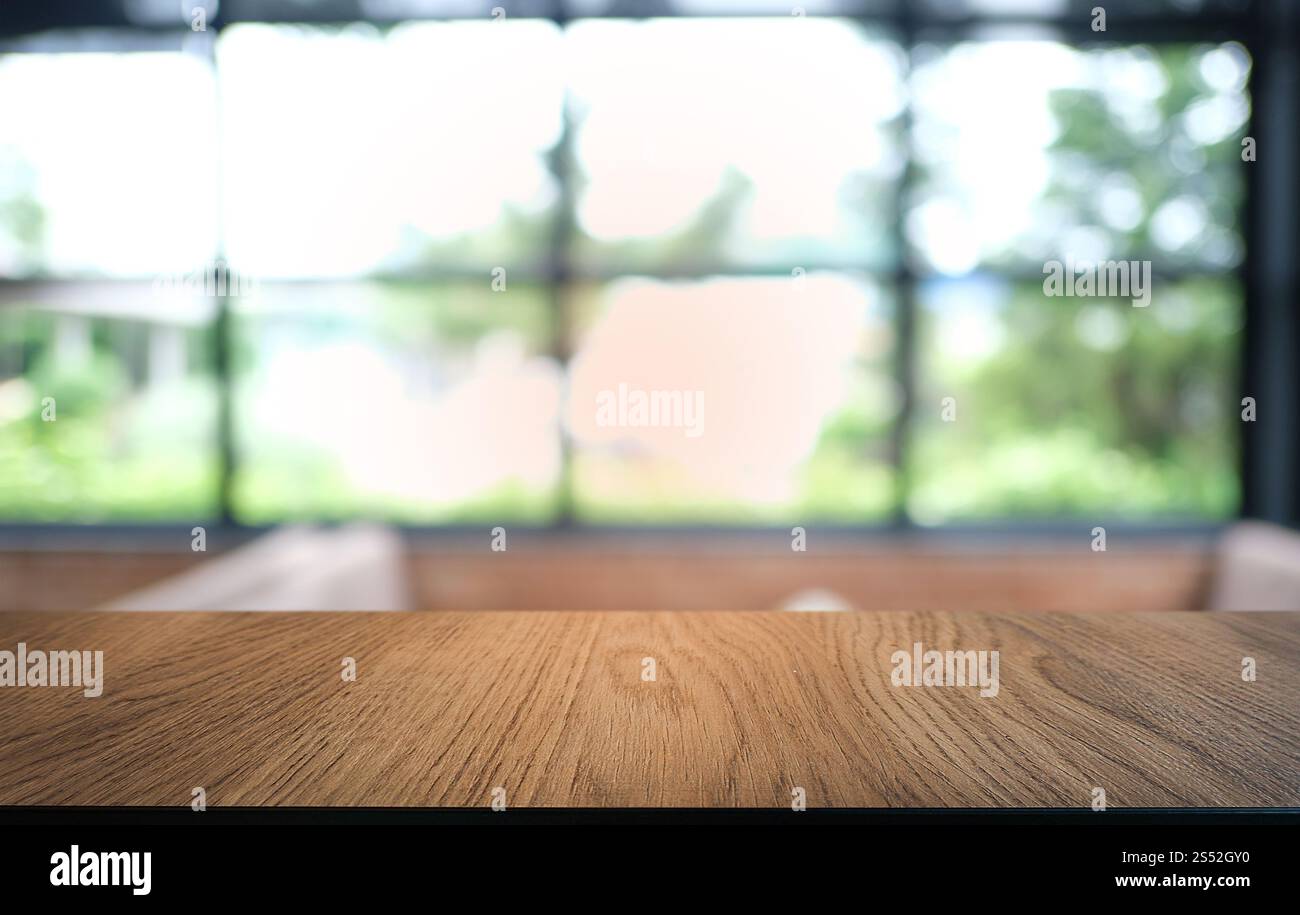 Tavolo vuoto di legno scuro davanti allo sfondo bokeh astratto e sfocato del ristorante. può essere utilizzato per la visualizzazione o il montaggio dei prodotti. Mock-up per Foto Stock