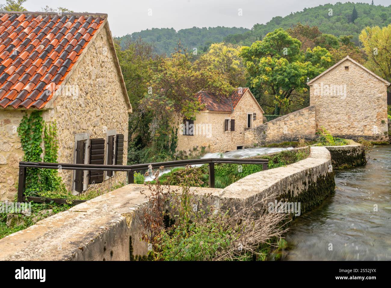 Mulino e le cascate di Skradinski Buk nel Parco Nazionale di Krka, Croazia, Europa. Foto Stock