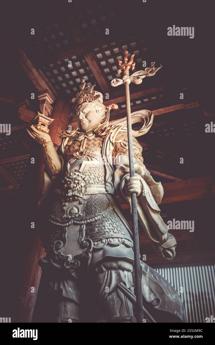 Statua del guardiano Komokuten nel tempio Daibutsu-den Todai-ji, Nara, Giappone. Statua di Komokuten nel tempio Daibutsu-den Todai-ji, Nara, Giappone Foto Stock
