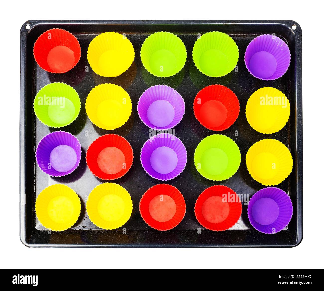 Vista superiore del vassoio con tante vuote multicolor stampi in silicone per tortine isolati su sfondo bianco Foto Stock