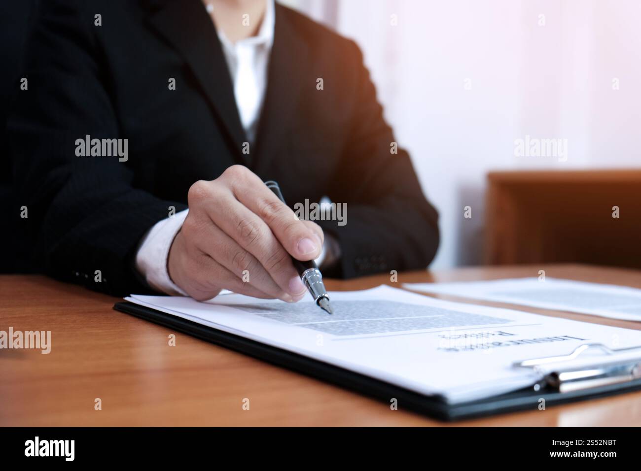 Sales Manager per dare consigli modulo di applicazione documento, considerando mutuo ipotecario speciali per auto e assicurazione casa Foto Stock
