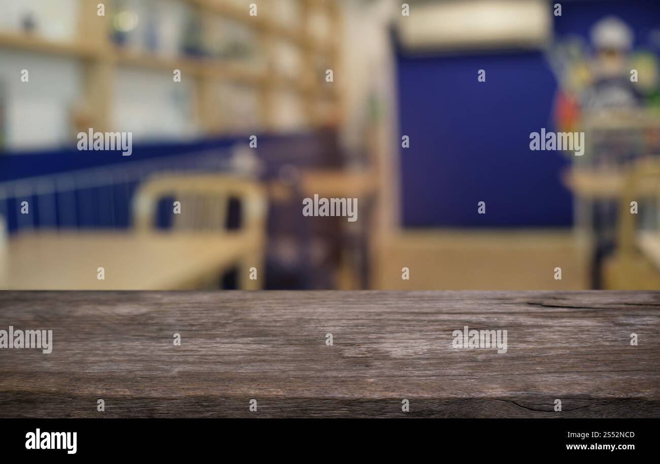 Svuotare tavolo in legno e superiore di sfocatura di notte sullo sfondo di mercato/messa a fuoco selettiva .per montaggio display del prodotto Foto Stock