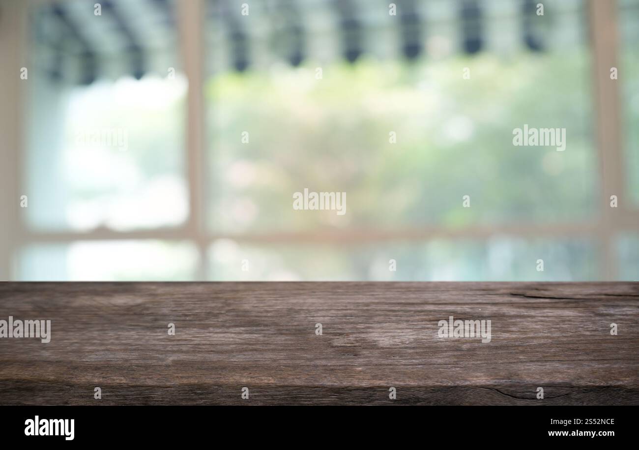 Svuotare tavolo in legno e superiore di sfocatura di notte sullo sfondo di mercato/messa a fuoco selettiva .per montaggio display del prodotto Foto Stock