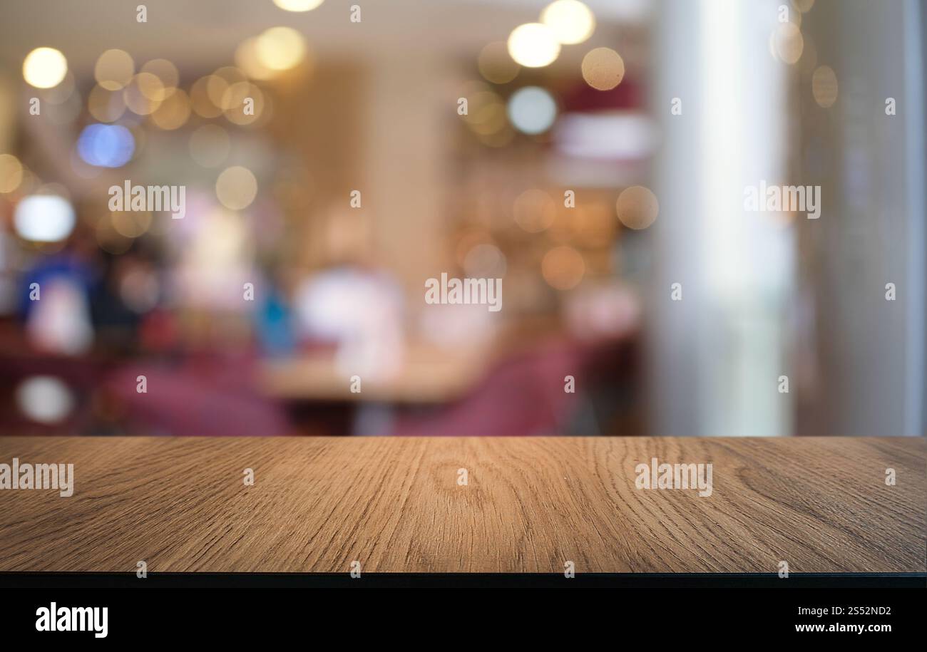 Svuotare tavolo in legno e superiore di sfocatura di notte sullo sfondo di mercato/messa a fuoco selettiva .per montaggio display del prodotto Foto Stock