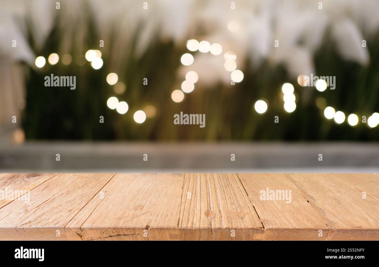 Tavolo vuoto di legno scuro davanti allo sfondo bokeh astratto e sfocato del ristorante. può essere utilizzato per la visualizzazione o il montaggio dei prodotti. Mock-up per Foto Stock