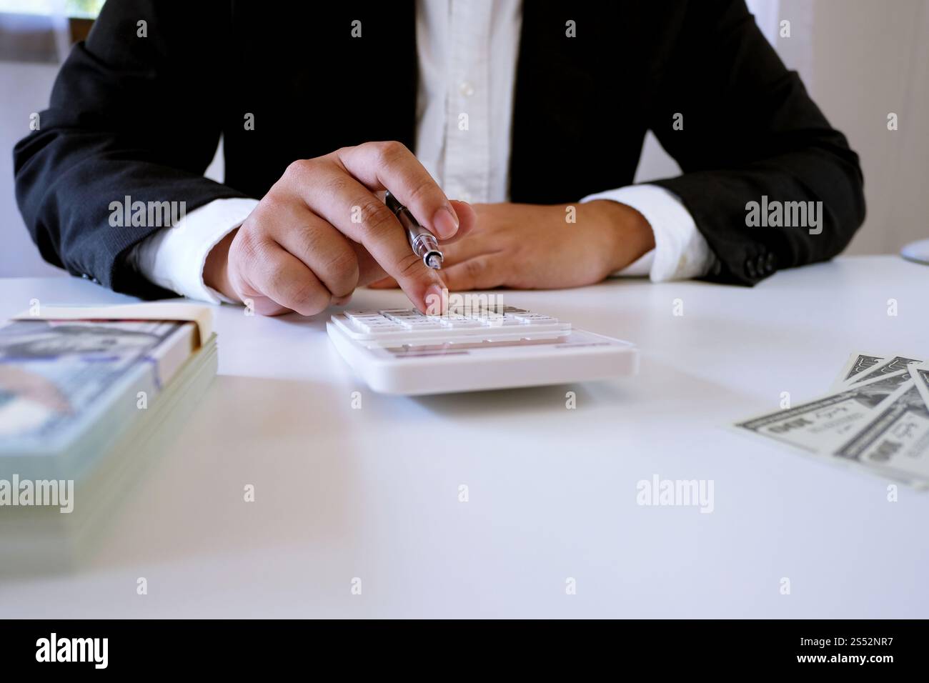 L'uomo di lavoro del commercialista usa la calcolatrice con documento di foglio di calcolo, concetto finanziario di informazione Foto Stock