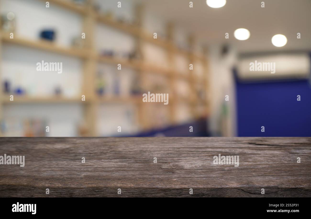Svuotare tavolo in legno e superiore di sfocatura di notte sullo sfondo di mercato/messa a fuoco selettiva .per montaggio display del prodotto Foto Stock