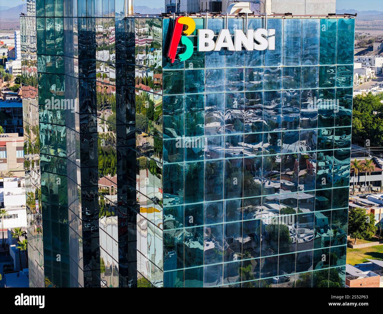 Bansi Bank nella Torre Hermosillo, un edificio in vetro, riflesso a specchio con uffici, Boulevard Kino o Eusebio Francisco Kino Boulevard a Colonia Pitic, Colonia 5 de Mayo, dicembre 2024 a Hermosillo, Messico. (Foto di Luis Gutierrez/ Norte Photo/) Banco Bansi en la Torre Hermosillo, edificio de Cristal , reflejo tipo espejo con oficinas , Boulevard Kino o bulevar Eusebio Francisco Kino a Colonia Pitic, Colonia 5 de Mayo adiciembre de 2024 en Hermosillo, México. (Foto de Luis Gutierrez/ foto Norte/) Foto Stock