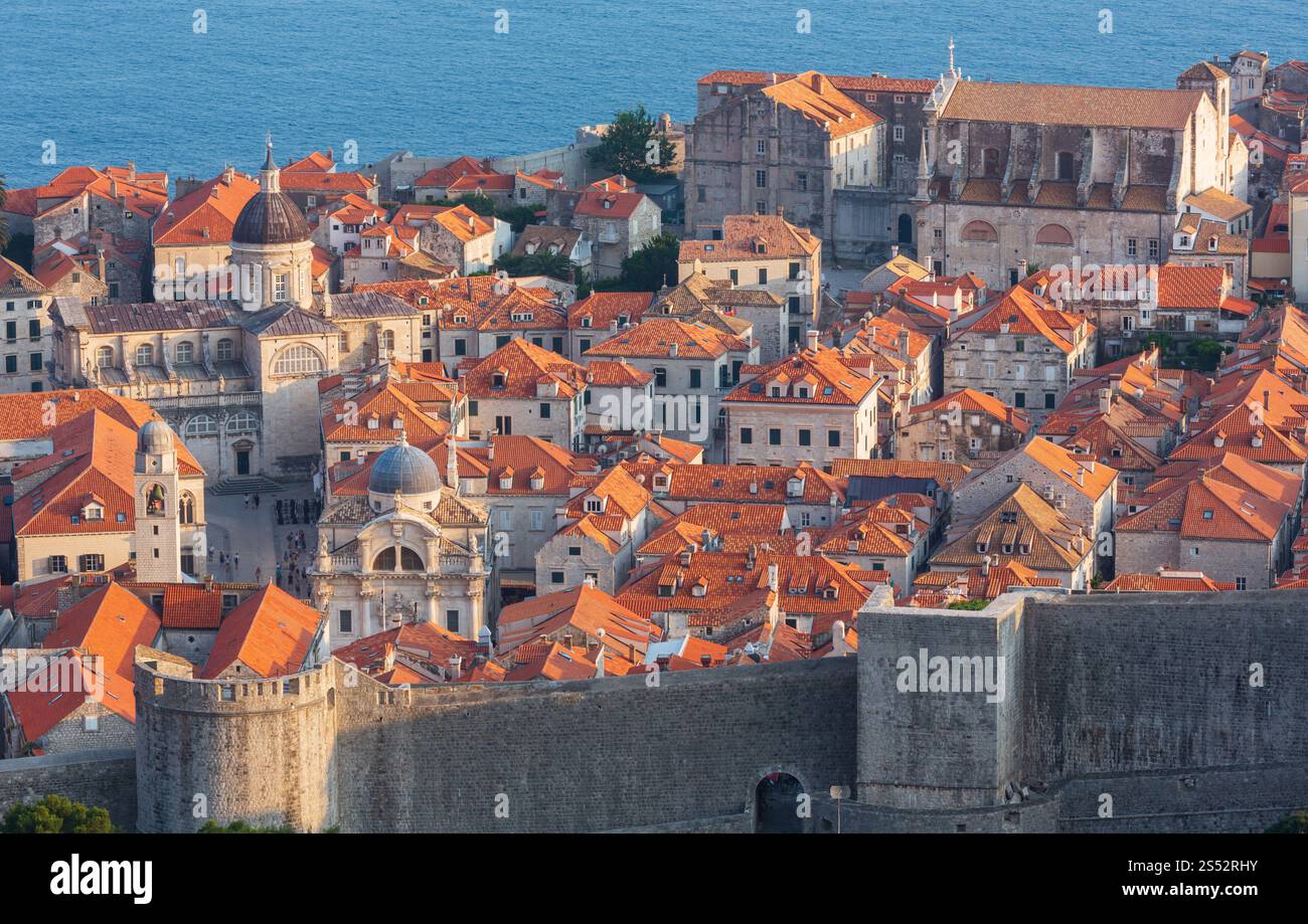 Famoso paese vecchio di Dubrovnik summer view con muro di fortificazione, Croazia. Persone irriconoscibile. Foto Stock