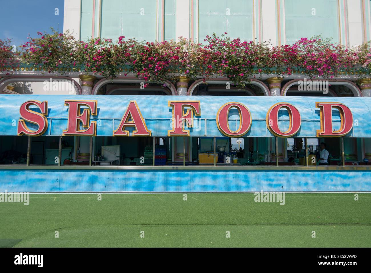 Un ristorante di pesce al Palazzo Sukhawadee vicino alla città di Pattaya nel Provinz Chonburi in Thailandia. Thailand, Pattaya, novembre 2018. Foto Stock