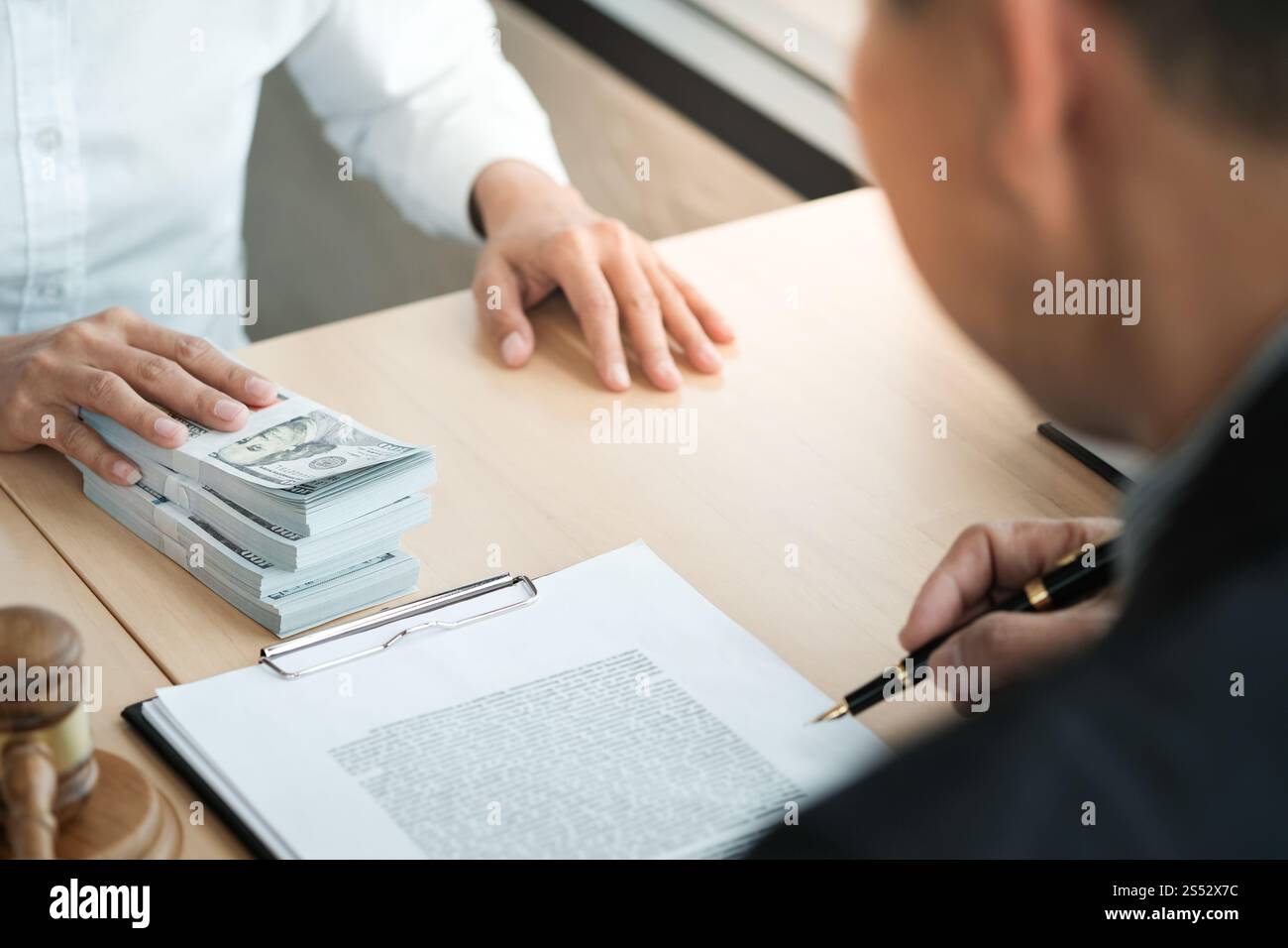 Avvocato Auction bid vendita sentenza mazzuolo con il giudice. Banditore abbattendo la vendita Foto Stock