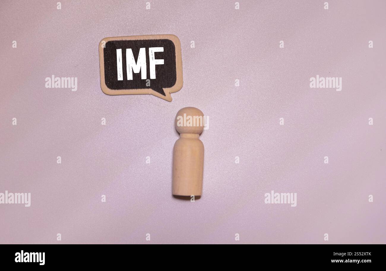 Fondo monetario internazionale (FMI). Una fotografia con la parola IMF su un blocco di legno. E c'è una calcolatrice come scena di accompagnamento. Foto Stock