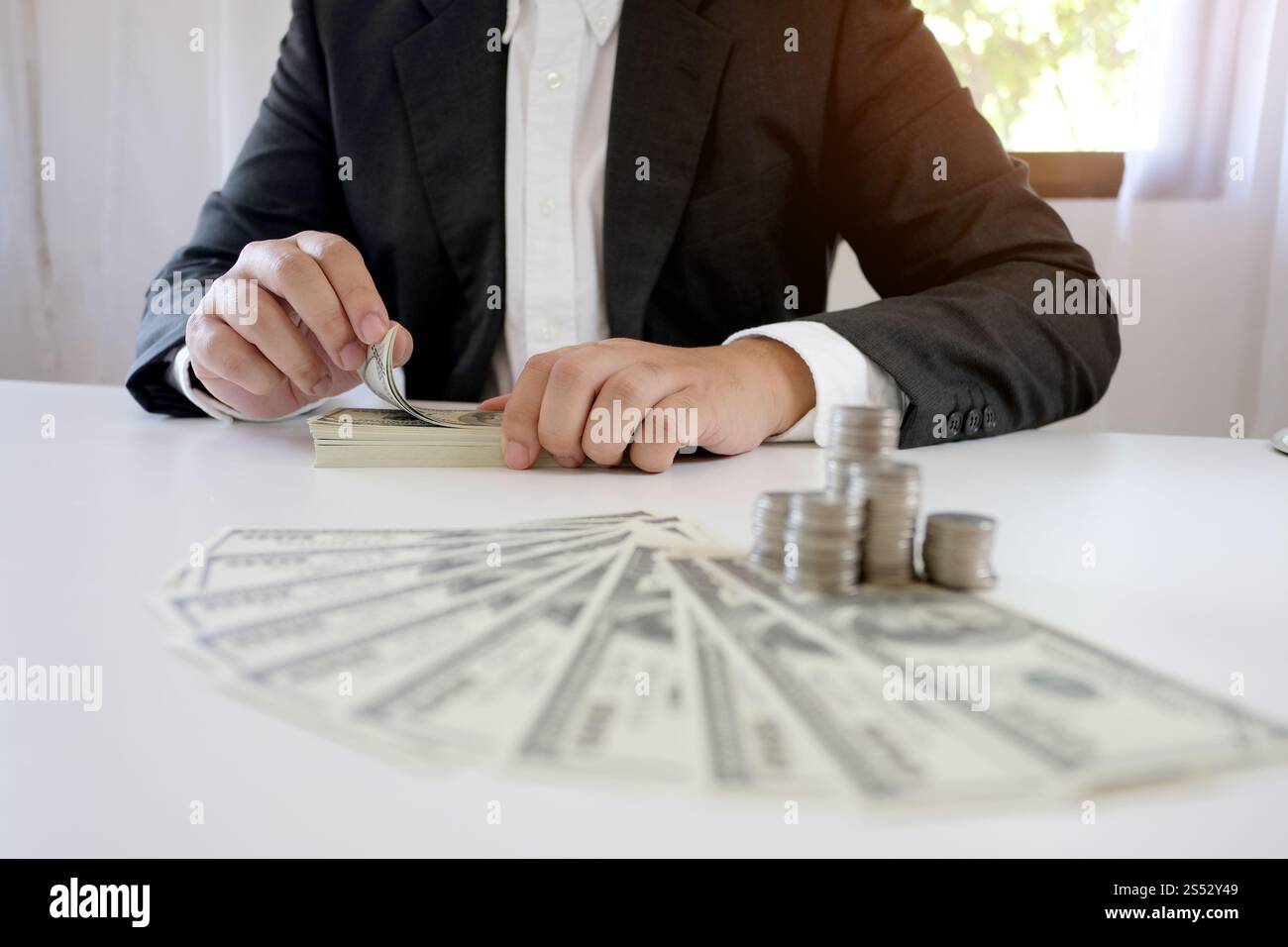 L'uomo di lavoro del commercialista usa la calcolatrice con documento di foglio di calcolo, concetto finanziario di informazione Foto Stock