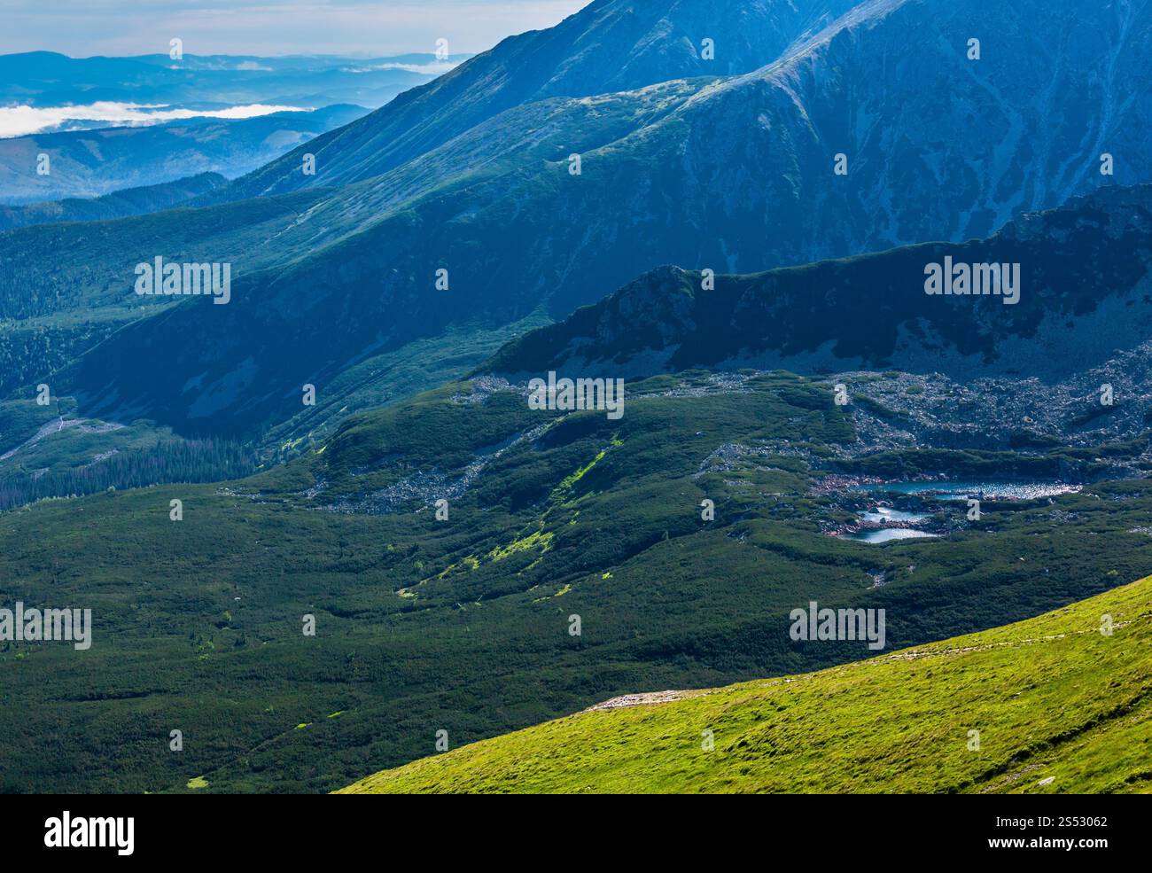 Dei monti Tatra, in Polonia, in vista di un gruppo di laghi di origine glaciale da Kasprowy Wierch gamma. Foto Stock