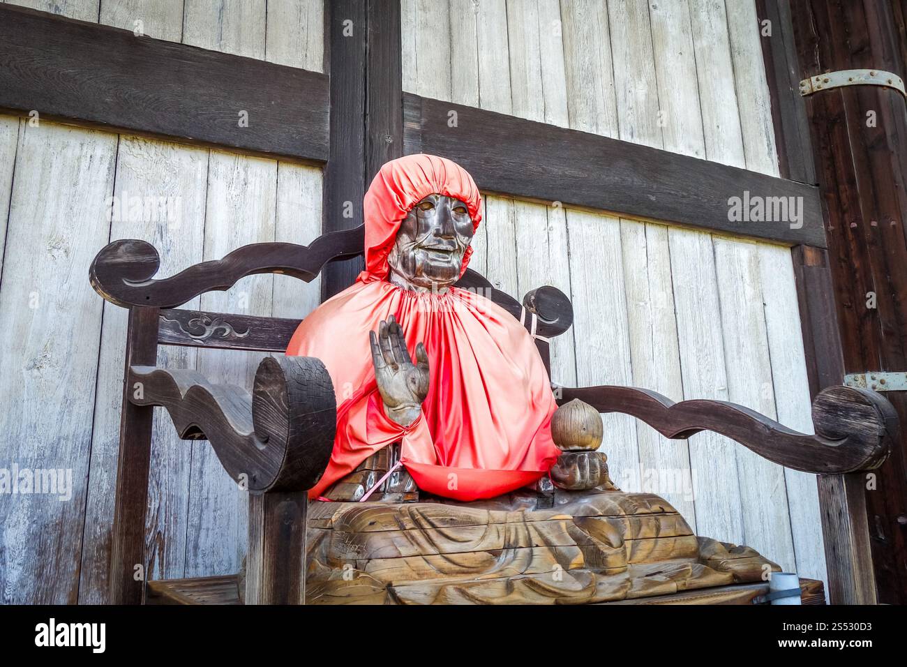 Statua in legno di Binzuru nel tempio Daibutsu-den Todai-ji, Nara, Giappone. Statua di Binzuru nel tempio Daibutsu-den Todai-ji, Nara, Giappone Foto Stock